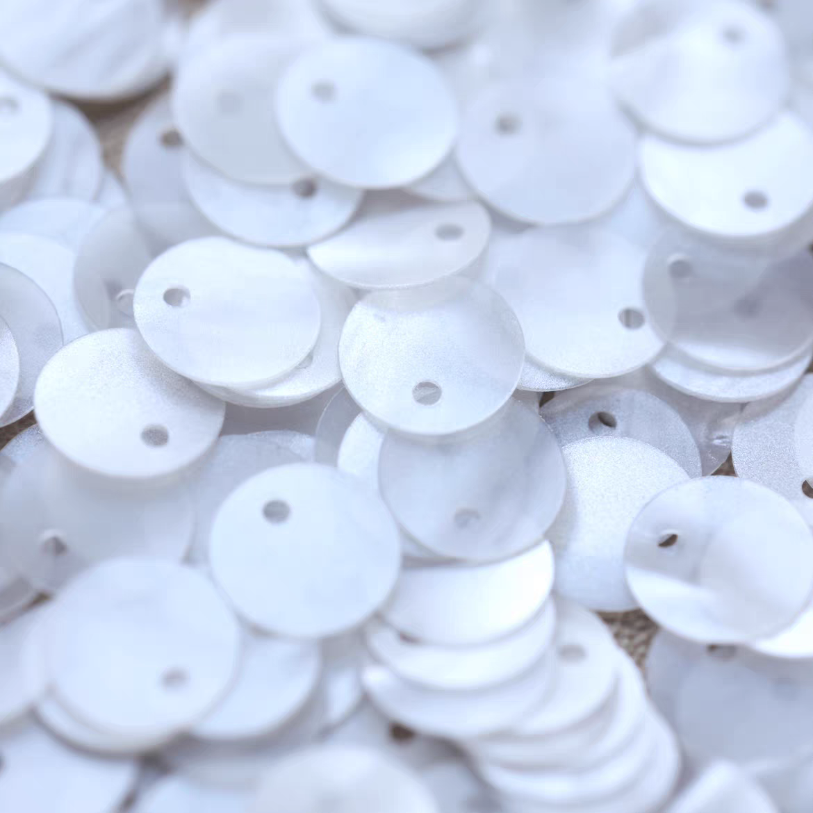 Flat Sequins Border Hole 6mm / 8mm - BLANC NACROLAQUE