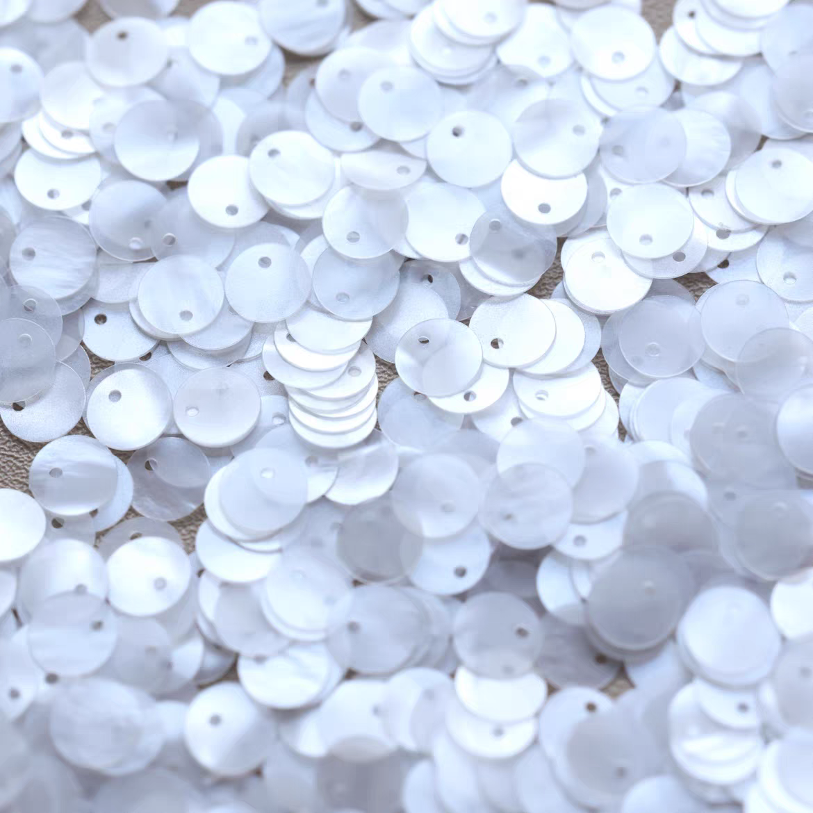 Flat Sequins Border Hole 6mm / 8mm - BLANC NACROLAQUE