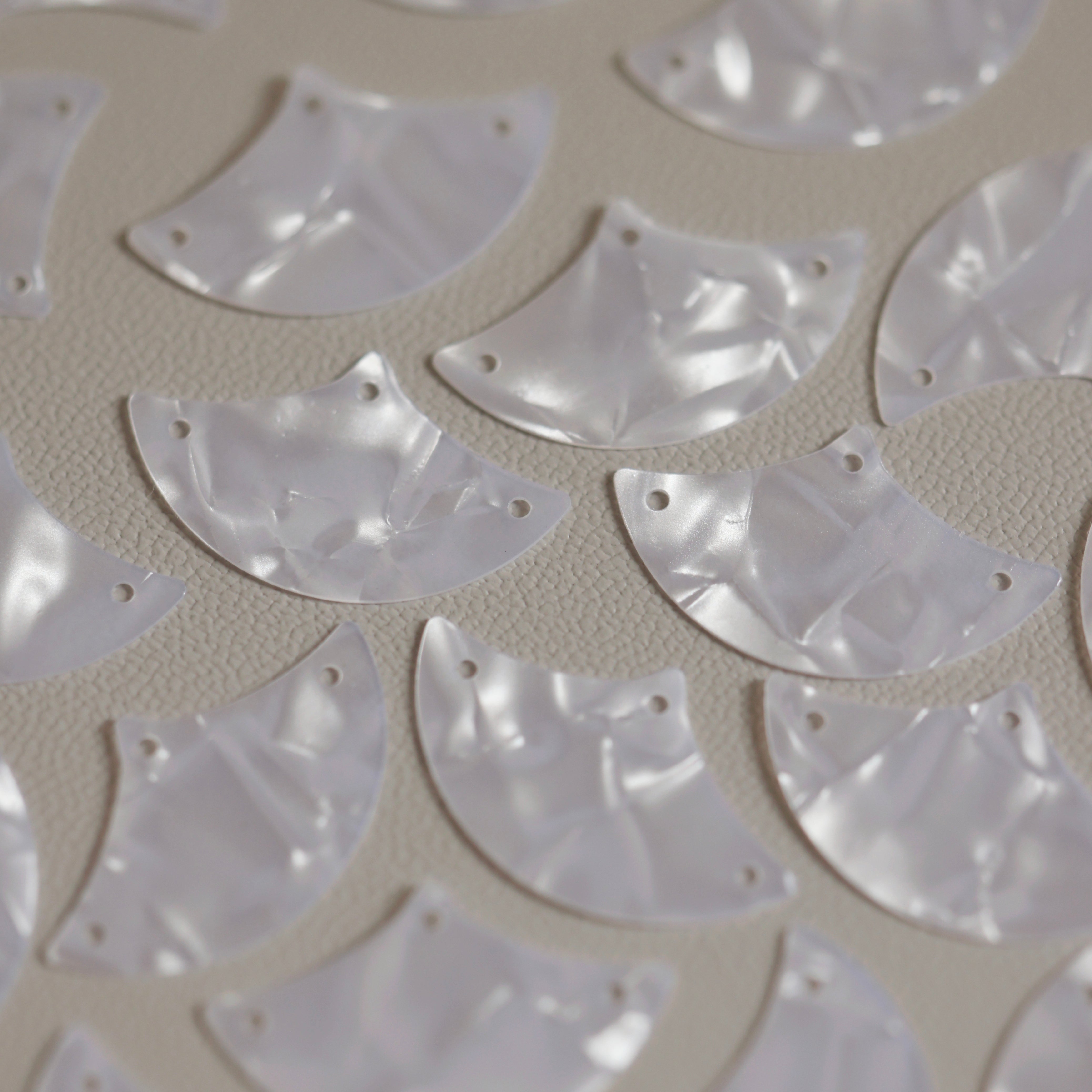 Sequins - white pearly luster - 01