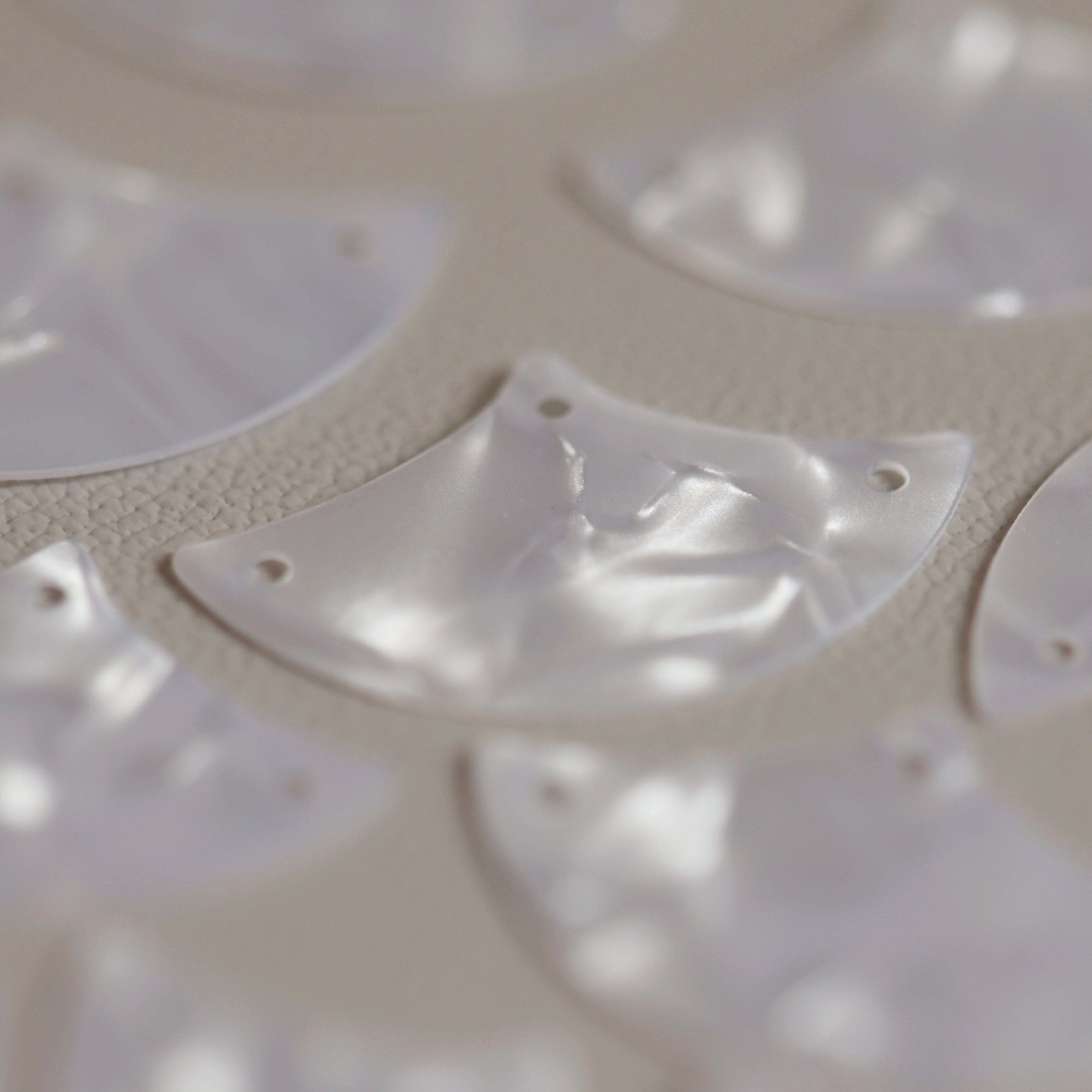 Sequins - white pearly luster - 01