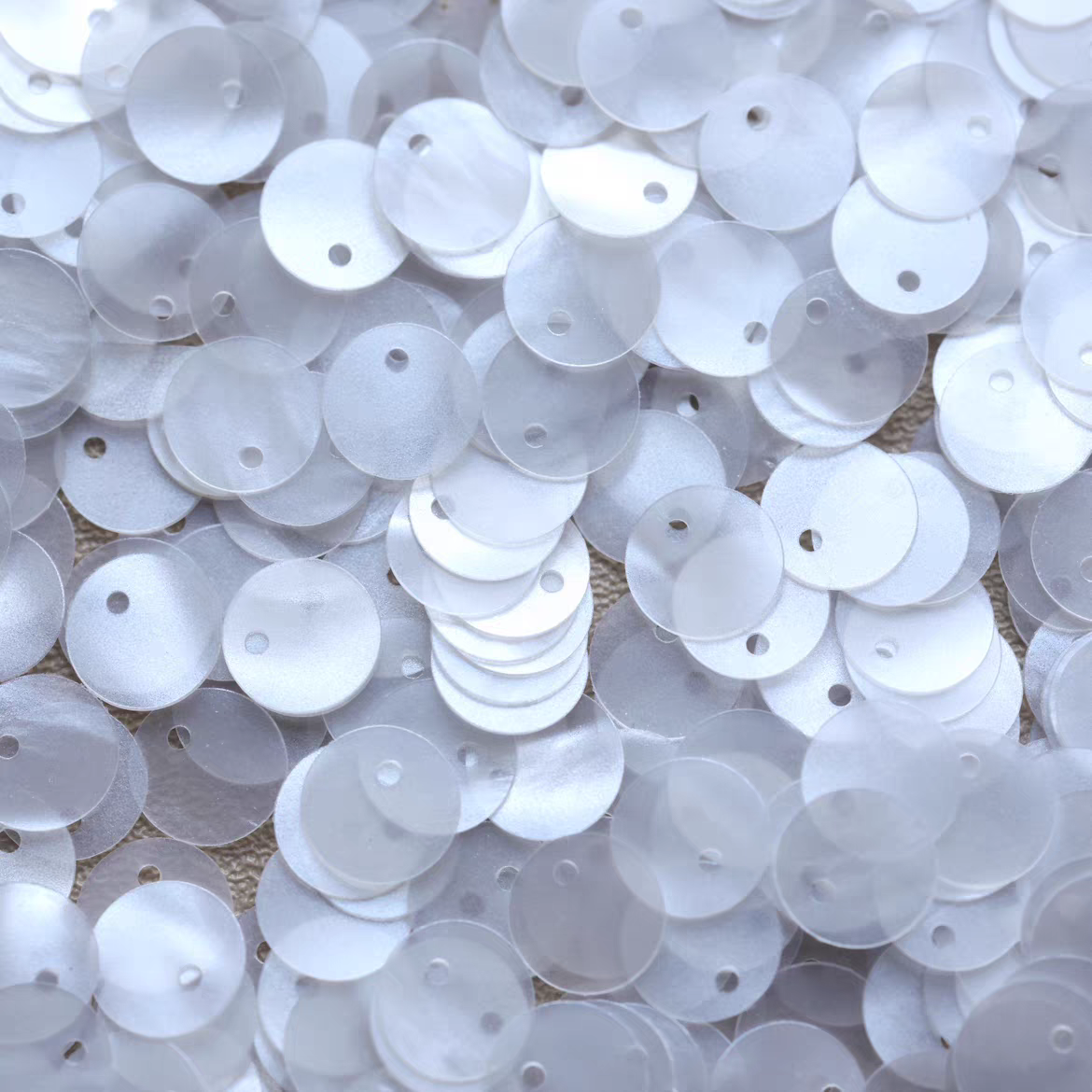 Flat Sequins Border Hole 6mm / 8mm - BLANC NACROLAQUE